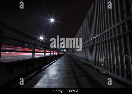 La seconda Narrows Bridge marciapiede di notte, con sentieri di luce dai veicoli in transito. Foto Stock