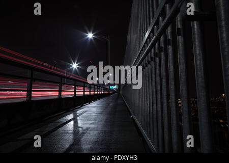 La seconda Narrows Bridge marciapiede di notte, con sentieri di luce dai veicoli in transito. Foto Stock