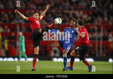 Il Manchester United Matteo Darmian (sinistra) e Juan Mata (destra) battaglia per la palla con il Leicester City's Demarai grigio durante il match di Premier League a Old Trafford, Manchester. Foto Stock