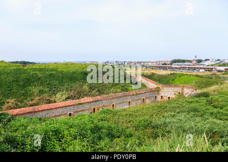 Pareti di Littlehampton Fortino Napoleonico rovine, il primo Palmerston Fort, West Littlehampton, una piccola località di villeggiatura sulla costa sud in West Sussex Foto Stock