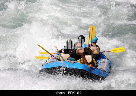 White water rafting sulle rapide del fiume Yosino in Giappone Foto Stock