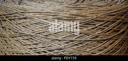Un vecchio laminato corda di cotone. Esso è stato utilizzato per vari scopi. Per l'incollaggio di paglia, fieno, rendendo spesso rose. Mentre oggi è utilizzata per decorare una varietà Foto Stock