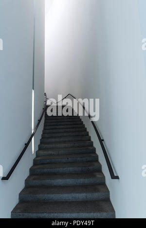 La scala nella Pinakothek der Moderne, Monaco di Baviera, Baviera, Baviera, Germania Foto Stock