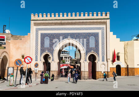 La gente del posto e turisti nella parte anteriore del Bab Boujeloud, Blue Gate di Fes, Minareto della madrasa Madrasa Bou Inania, Medina di Fez Foto Stock