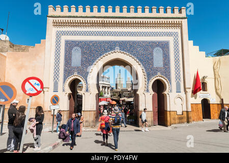 La gente del posto e turisti nella parte anteriore del Bab Boujeloud, Blue Gate di Fes, Minareto della madrasa Madrasa Bou Inania, Medina di Fez Foto Stock