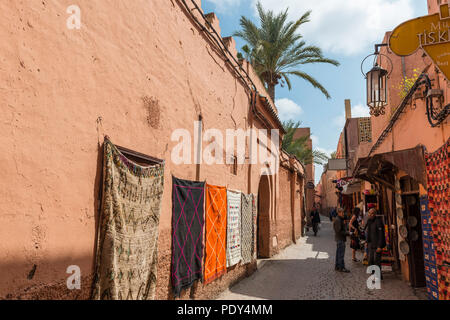 Vicolo stretto con negozi di tappeti, Medina, Marrakech, Marocco Foto Stock