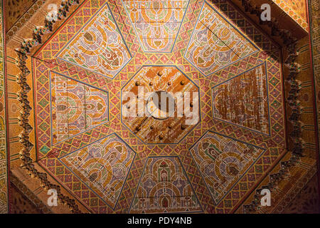 Soffitto con ornamenti Arabo, Palazzo Bahia, Marrakech, Marocco Foto Stock