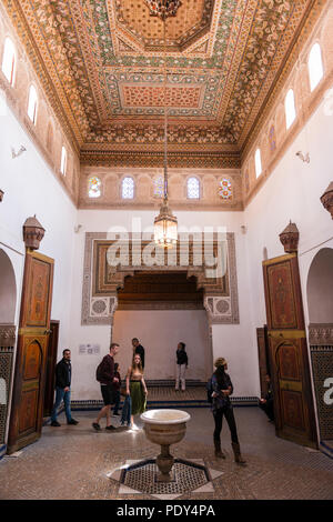 Interno, arabo di ornamentazione, Palazzo Bahia, Marrakech, Marocco Foto Stock