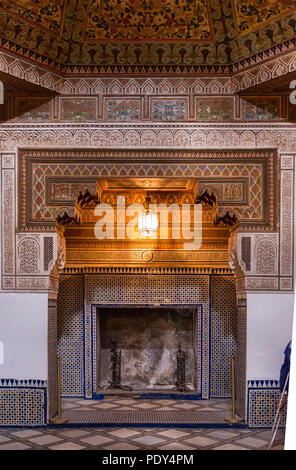 Interno con camino, arabo di ornamentazione, Palazzo Bahia, Marrakech, Marocco Foto Stock