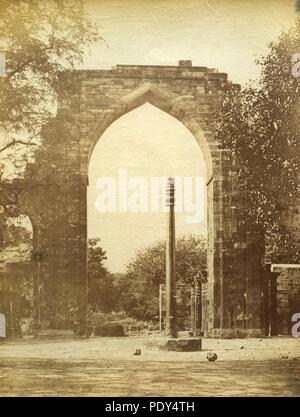 Arch & ferro montante vicino Qutub Minar, Delhi, 1850s. Foto Stock