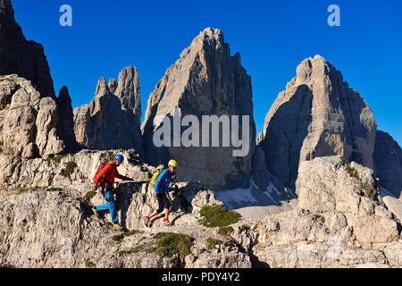 Gli escursionisti sulla salita di Paternkofel con una vista delle Tre Cime di Lavaredo, Dolomiti di Sesto - Alta Pusteria - Alto Adige, Italia Foto Stock