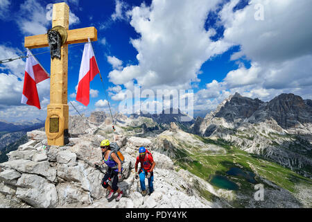 Gli escursionisti al vertice di croce del Paternkofel, Dolomiti di Sesto - Alta Pusteria - Alto Adige, Italia Foto Stock