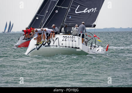 Sailing yacht Leon racing su Solent durante la Cowes Week Foto Stock