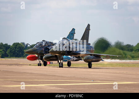 I due Dassault Mirage 2000 jet da combattimento del Couteau display Delta squadra arriverà a RAF Fairford per la RIAT Foto Stock