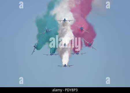 I militari italiani Aerobatic Team Display Frecce Tricolori eseguire una formazione di rottura sulla testa alla folla al RIAT Foto Stock