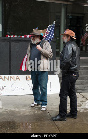 , David Sion Brugger e un altro manifestante della seconda prova della professione del Malheur Wildlife Refuge davanti al Tribunale federale Foto Stock