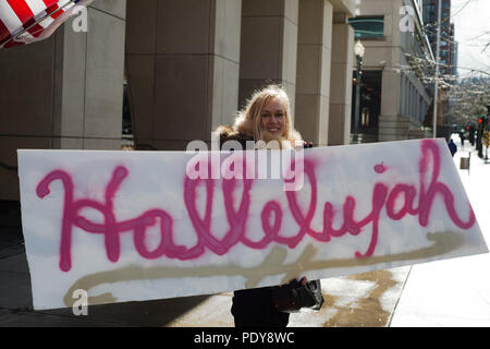 Un manifestante della seconda prova della professione del Malheur Wildlife Refuge davanti al palazzo di giustizia, tenendo un cartello a leggere 'Hallelujah' Foto Stock