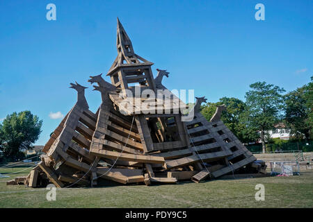 Una ricreazione di cartone di un Viking doga chiesa costruita per celebrare Wirral esclusivo della storia vichinga e norreni connessioni, crollata poco dopo andando sul display in Ashton Park, West Kirby. Come parte dell'artista francese Olivier Grossetete perso Castelli Progetto Arte, sei strutture ornati sono state costruite intorno al Liverpool città regione utilizzando niente più di scatole di cartone e copiose quantità di nastro adesivo. Foto Stock