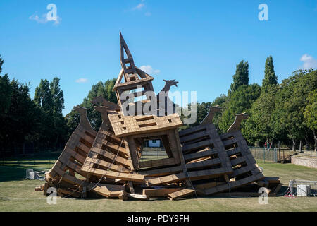 Una ricreazione di cartone di un Viking doga chiesa costruita per celebrare Wirral esclusivo della storia vichinga e norreni connessioni, crollata poco dopo andando sul display in Ashton Park, West Kirby. Come parte dell'artista francese Olivier Grossetete perso Castelli Progetto Arte, sei strutture ornati sono state costruite intorno al Liverpool città regione utilizzando niente più di scatole di cartone e copiose quantità di nastro adesivo. Foto Stock