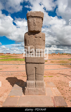 Statua di Tiwanaku sito archeologico in Bolivia Foto Stock