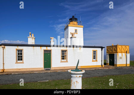 Eshaness Lighthouse / Esha Ness faro costruito da David Alan Stevenson sulla penisola Northmavine, Continentale, le isole Shetland, Scotland, Regno Unito Foto Stock