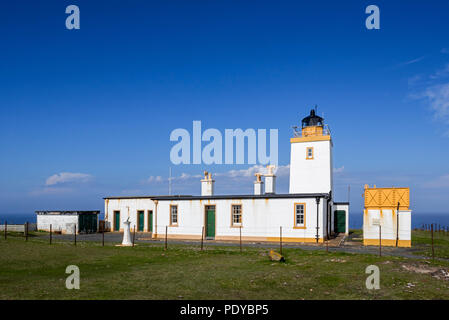 Eshaness Lighthouse / Esha Ness faro costruito da David Alan Stevenson sulla penisola Northmavine, Continentale, le isole Shetland, Scotland, Regno Unito Foto Stock