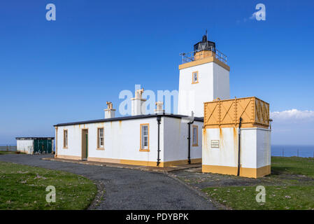 Eshaness Lighthouse / Esha Ness faro costruito da David Alan Stevenson sulla penisola Northmavine, Continentale, le isole Shetland, Scotland, Regno Unito Foto Stock