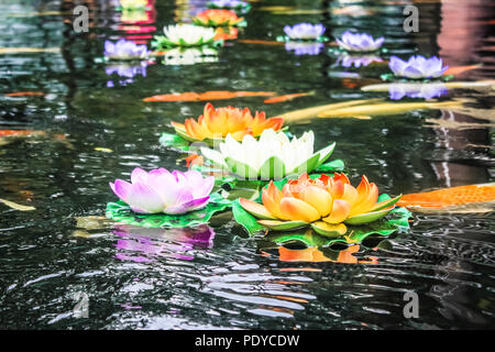 Un piccolo stagno nel Tempio di Kek Lok Si. Foto Stock