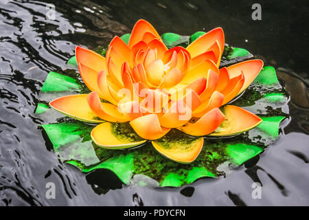 Un piccolo stagno nel Tempio di Kek Lok Si con lotus craft. Foto Stock