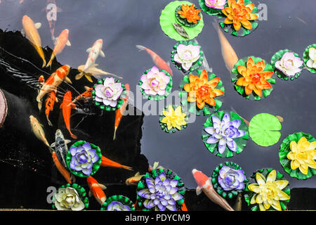 Un piccolo stagno nel Tempio di Kek Lok Si a Penang. Foto Stock