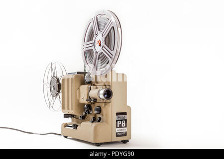 Il vecchio proiettore a partire dagli anni sessanta. Eumig P8 automatico di novo 8mm cine proiettore film per i filmati amatoriali Foto Stock