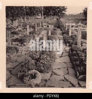 Immagine da l'album fotografico di Feldwebel Willi Hoffmann di 5. Staffel, Kampfgeschwader 30: Grave i marcatori in corrispondenza di un cimitero militare tedesco nel 1941. Foto Stock