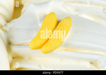 Con gelato alla vaniglia sorbetto di banana con figure sulle macro. Foto Stock