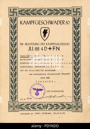 Certificato rilasciato a Feldwebel Willi Hoffmann di 5. Staffel, Kampfgeschwader 30: aggiudicati da kg 30 di Unteroffizier Willi Erkens (pilota), Unteroffizier Richard Müller (osservatore), Unteroffizier Otto Bienmüller (operatore Radio) e Gefreiter Willi Hoffmann (aria Gunner) 5./KG 30 per affondare il motoscafo norvegese Nyhaus (misspelt sul certificato) off Andalsnes il 27 aprile 1940, mentre equipaggi Junkers Ju 88 4D+FN. Il documento è firmato in inchiostro da importanti Erich Bloedorn, Kommodore del Kampfgeschwader 30. Foto Stock