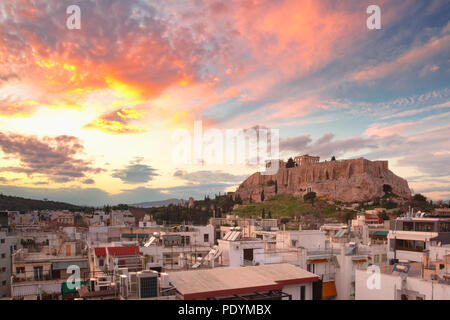 Fira, cittadina principale di Santorini e di notte, Grecia Foto Stock