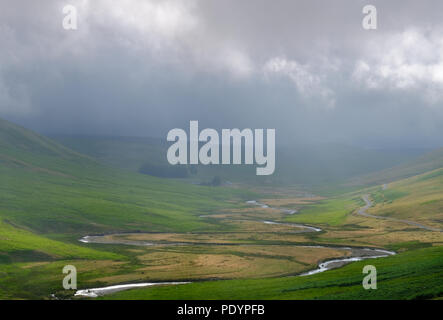 Serpeggianti Elan valley in Galles Centrale Foto Stock