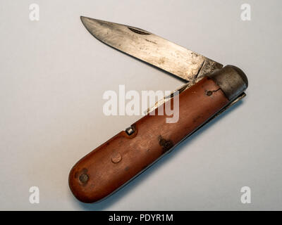 Vintage militari antichi coltellino tascabile con utilizzato e lama arrugginita sfondo bianco antico Foto Stock