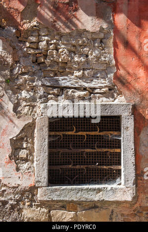 Un dettaglio di una griglia su una strada della città di Motovun, Istria, Croazia Foto Stock