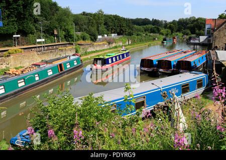 Narrowboats sulla Oxford Canal a Heyford Wharf, inferiore Heyford village, Bicester, Oxfordshire, Inghilterra Foto Stock