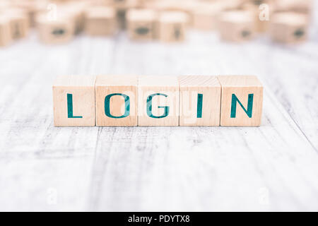 La parola Login formata da blocchi di legno su un tavolo bianco Foto Stock
