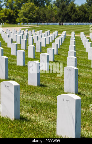 Vista di lapidi in Camp Butler Cimitero nazionale militare americano in luogo di sepoltura Foto Stock