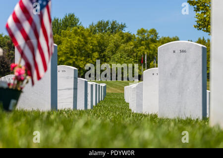 Vista di lapidi in Camp Butler Cimitero nazionale militare americano in luogo di sepoltura Foto Stock