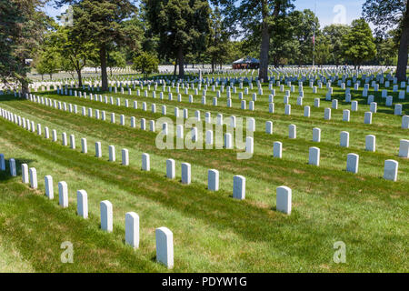 Vista di lapidi in Camp Butler Cimitero nazionale militare americano in luogo di sepoltura Foto Stock