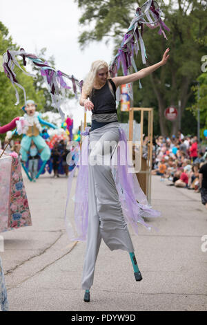 Cleveland, Ohio, Stati Uniti d'America - 9 giugno 2018 donna vestire come una farfalla a piedi su palafitte all'arte astratta festival Parade il cerchio Foto Stock