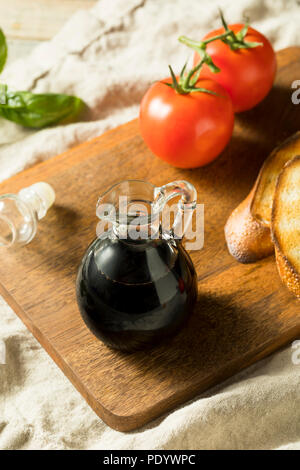 Nero organico Aceto Balsamico in una bottiglia Foto Stock