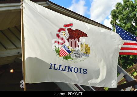 Franklin Grove, Illinois, Stati Uniti d'America. La bandiera dello Stato di Illinois sul display. Foto Stock
