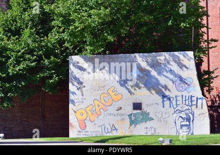 Dixon, Illinois, Stati Uniti d'America. Un modello in scala replica del muro di Berlino è dipinta con tre dipinti murali che rappresentano i simboli Graffiti di pace . Foto Stock