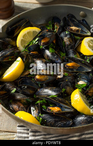 In casa le cozze al vapore e il brodo con pane Foto Stock