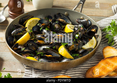 In casa le cozze al vapore e il brodo con pane Foto Stock