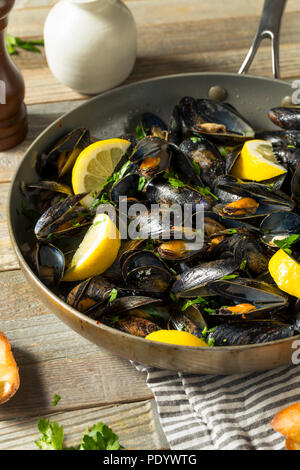 In casa le cozze al vapore e il brodo con pane Foto Stock